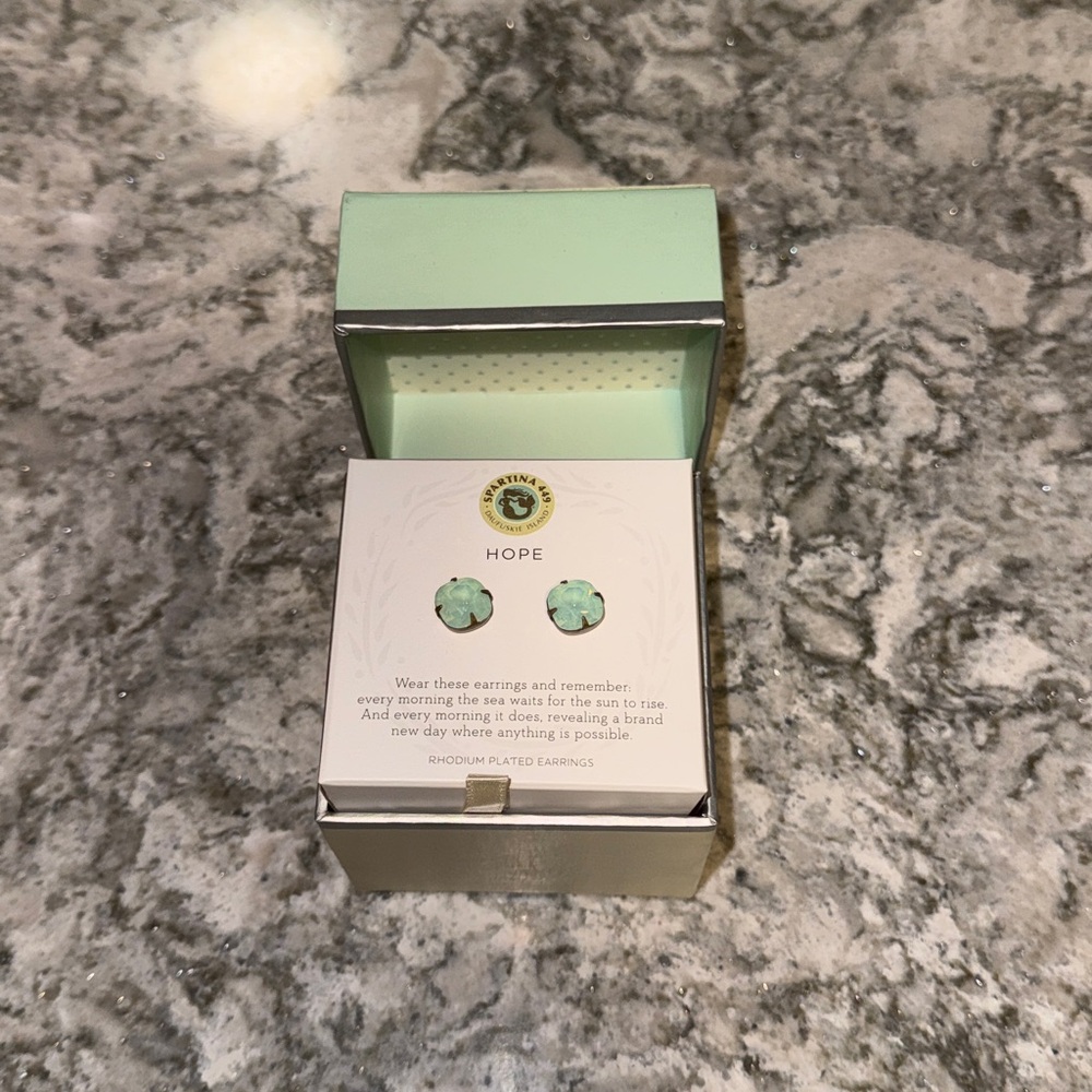 SORRELLI earrings & Sea La Vie Pastel Green Gift Box - Picture 2 of 9